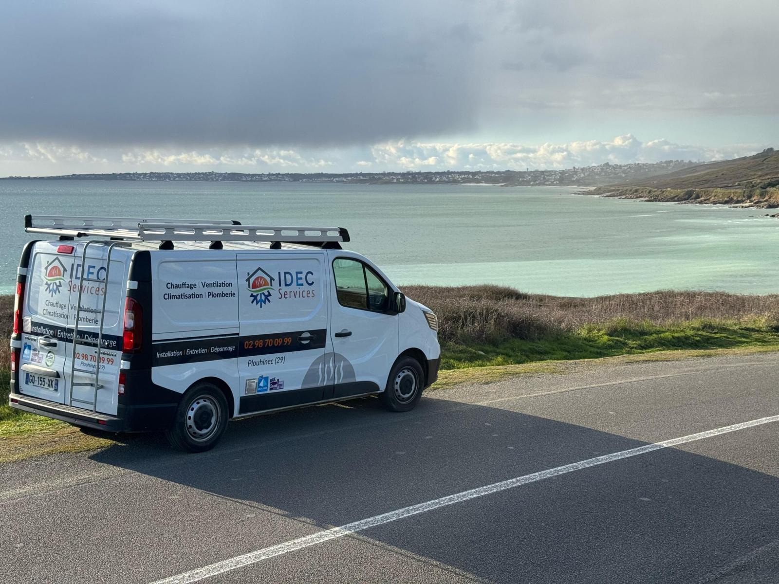 Équipe et véhicule de service IDEC SERVICES